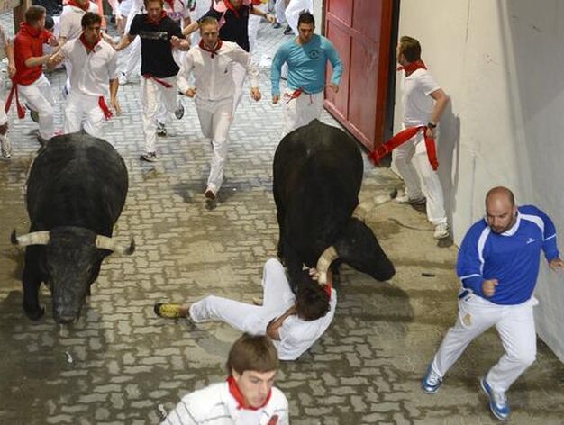 El primer encierro de 2012 finaliza con una cornada en el primer tramo y la entrada en la plaza de un toro con un mozo en una de sus astas.

Foto: EFE / Reuters