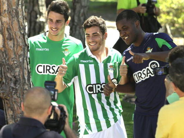 Los tres nuevos futbolistas del Real Betis posan juntos ante las c&aacute;maras.

Foto: Manuel Gomez