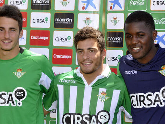 Los tres futbolistas en su presentaci&oacute;n oficial como nuevos jugadores del conjunto verdiblanco.

Foto: Manuel Gomez