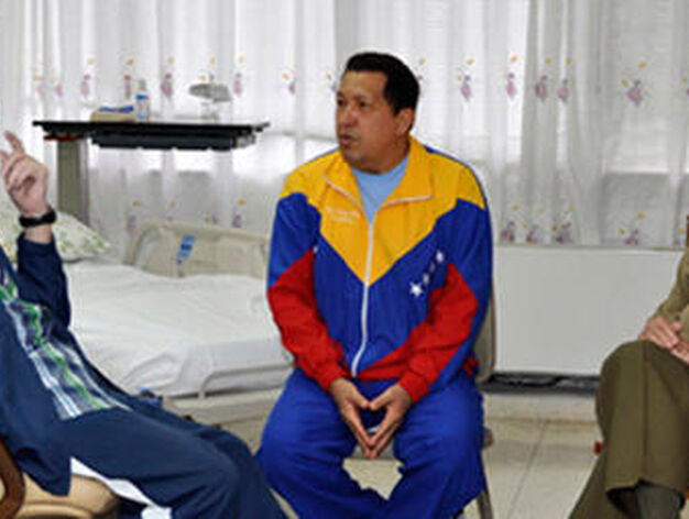Ch&aacute;vez junto a los hermanos Castro para recibir tratamiento de su c&aacute;ncer.

Foto: Efe/AFP/Reuters