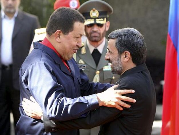 Hugo Ch&aacute;vez con el l&iacute;der iran&iacute; Ahmadineyad.

Foto: Efe/AFP/Reuters