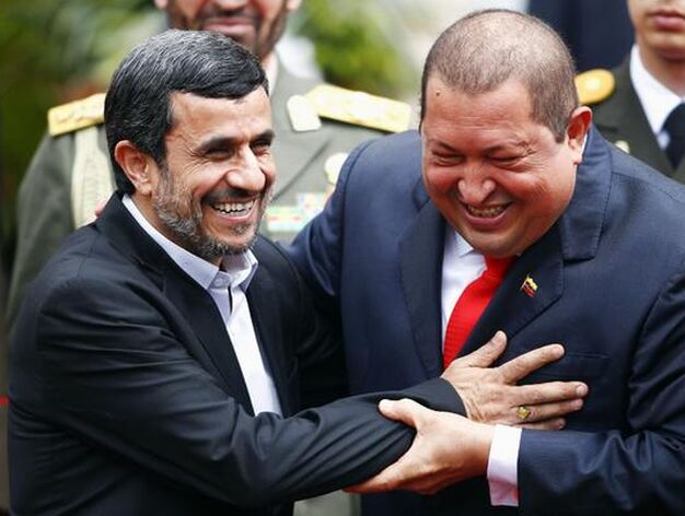 Hugo Ch&aacute;vez con el l&iacute;der iran&iacute; Ahmadineyad.

Foto: Efe/AFP/Reuters