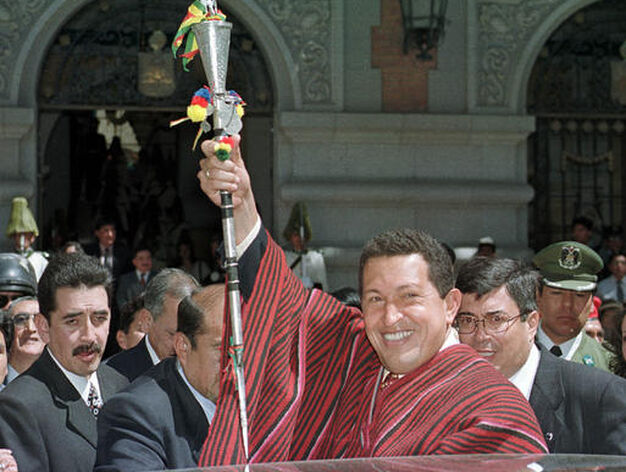 Chavez en su visita en 2000 a Bolivia, vestido con las ropas t&iacute;picas.

Foto: Reuters