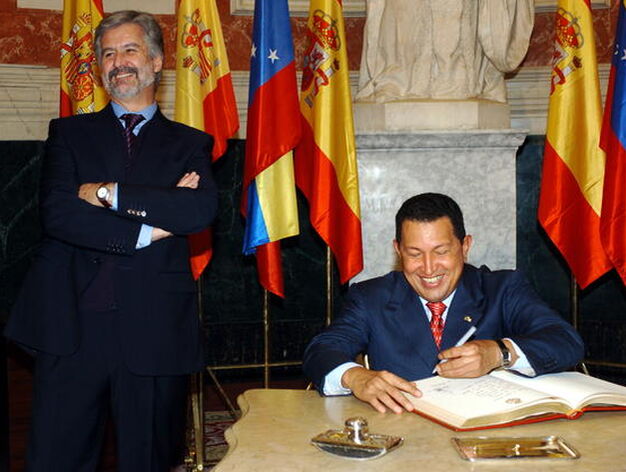 El presidente venezolano firma el libro de visitas del Congreso en su visita a Espa&ntilde;a en 2004 ante el entonces presidente de la C&aacute;mara Baja, Manuel Mar&iacute;n.

Foto: EFE