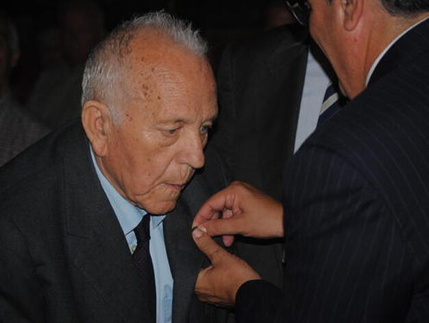 Manuel Casas de Le&oacute;n, durante la entrega de la insignia de plata.