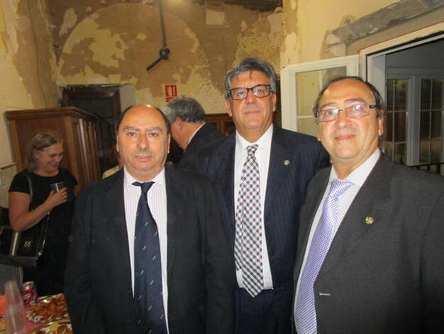 El escritor Julio Molina Font, Jos&eacute; Adolfo Baturone y Manuel Moreno.
