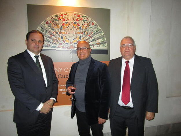 El embajador Eugenio Mart&iacute;nez con Tony Carbonell y el c&oacute;nsul Ulises Arranz

Foto: Ignacio Casas de Ciria