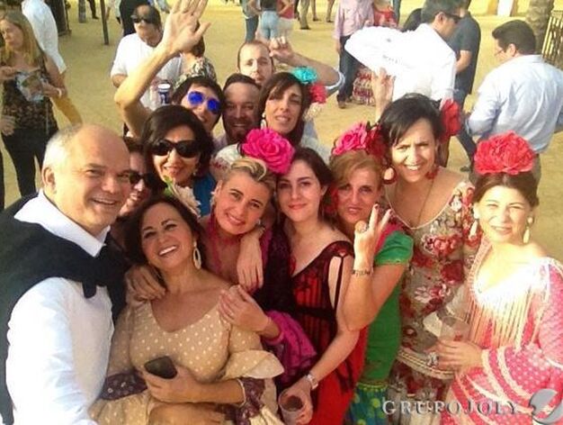 Un grupo de amigos de enfermer&iacute;a del hospital de Jerez disfruta del d&iacute;a de Feria.

Foto: Pascual