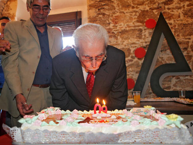 Enrique  Villegas  sopla las velas de la tarta por su 90 cumplea&ntilde;os en la sede de la Asociaci&oacute;n de Autores./Jes&uacute;s Mar&iacute;n
