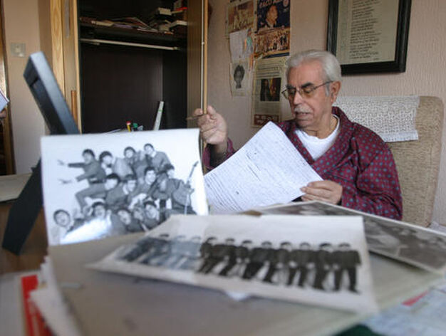 Enrique  Villegas , en su casa, muestra algunas fotos de Los Beatles de C&aacute;diz./Julio Gonz&aacute;lez