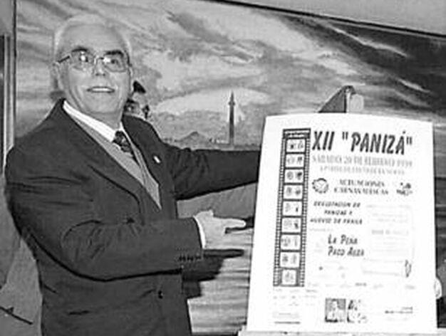 Con el cartel de la Paniz&aacute; en la Pe&ntilde;a Paco alba, en 1999.