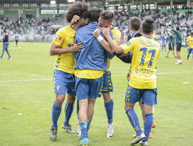 Aridane, G&uuml;iza, Lolo Pl&aacute;, Salvi y &Aacute;lvaro Garc&iacute;a se abrazan al finalizar el partido.

Foto: LOF
