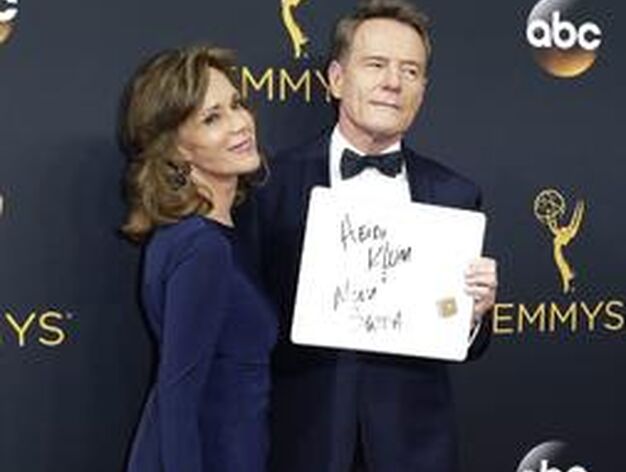 El actor Bryan Cranston y su esposa, Robin Dearden, en la 68 edici&oacute;n de los Premios Emmy.