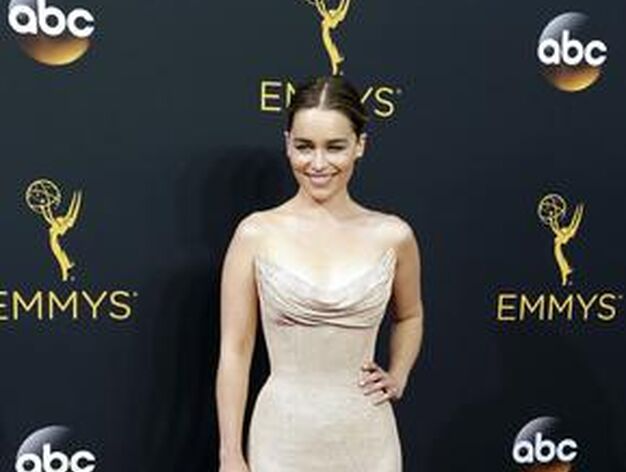 Emilia Clarke, actriz de la serie 'Juego de Tronos', en la 68 edici&oacute;n de los Premios Emmy.