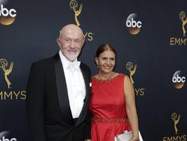 Jonathan Banks y Jenny Banks en la 68 edici&oacute;n de los Premios Emmy.