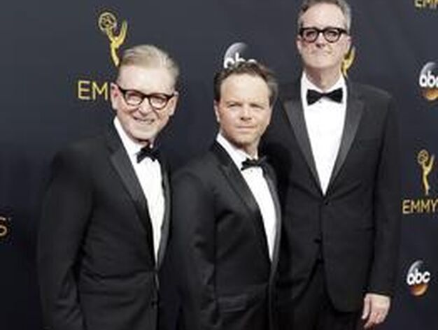 Los productores Warren Littlefield, Noah Hawley y John Cameron en la 68 edici&oacute;n de los Premios Emmy.