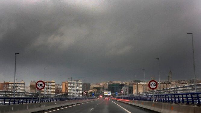 Cielo nublado en la llegada a Cádiz por el puente de la Constitución.