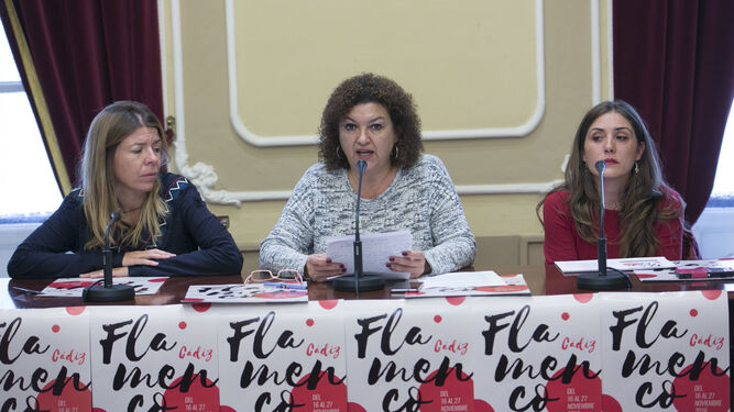 La concejala de Cultura, Eva Tubío, acompañada por María del Mar Díez y Carolina González en rueda de prensa.