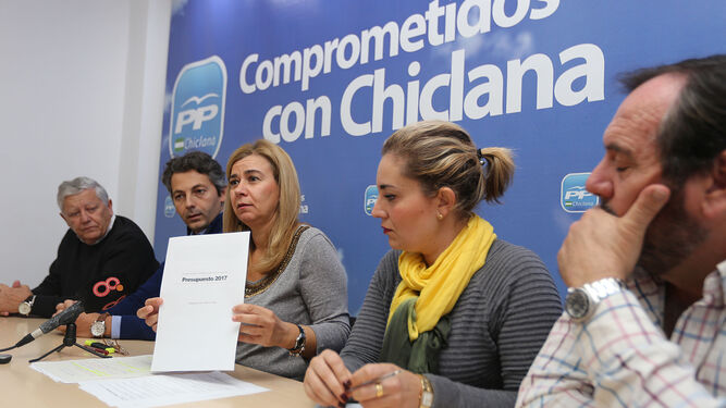 Ruiz-Sillero muestra un documento sobre los presupuestos de la Junta para Cádiz, ayer en la sede del PP.