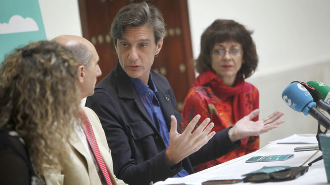 Manuel Ferrand, en la rueda de prensa con Manuel Marvizón, María José Arenas y Dolores Serrano Cueto.
