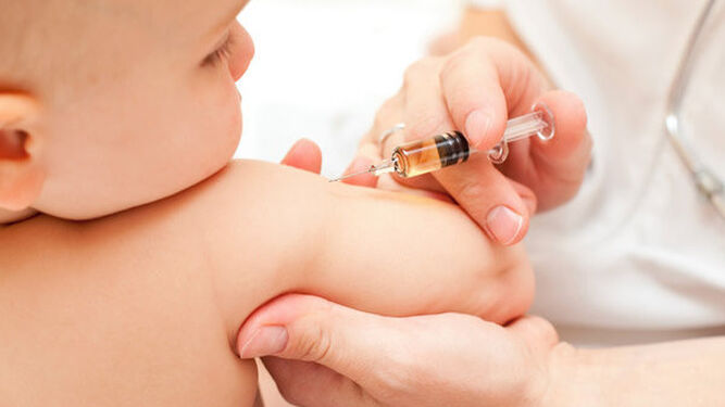 Un medico administra una vacuna a un bebé.