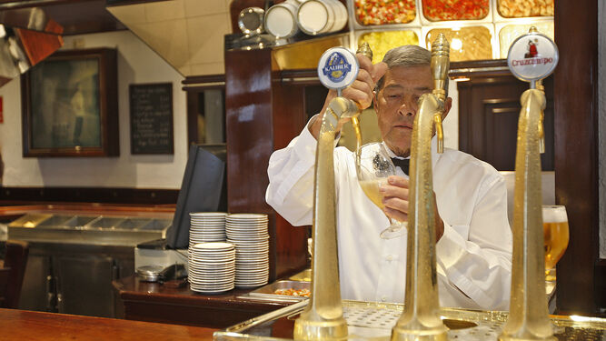 Diego Daza, jefe de la barra de El Faro, lleva 44 años sirviendo la caña perfecta, la de Cruzcampo. A lo largo de su vida habrá tirado miles de cañas en el restaurante gaditano.