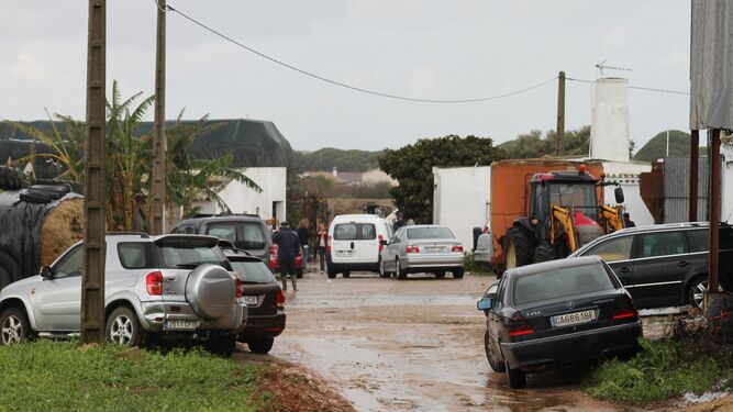 Vecinos y amigos a las puertas de la finca en la que se produjo el accidente, en Las Peñuelas de Roche.