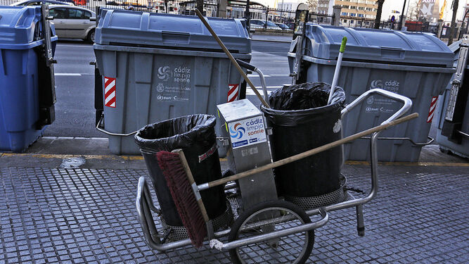 Un carro de los que usan los barrenderos del servicio de limpieza de la ciudad, en la Avenida del Puerto.