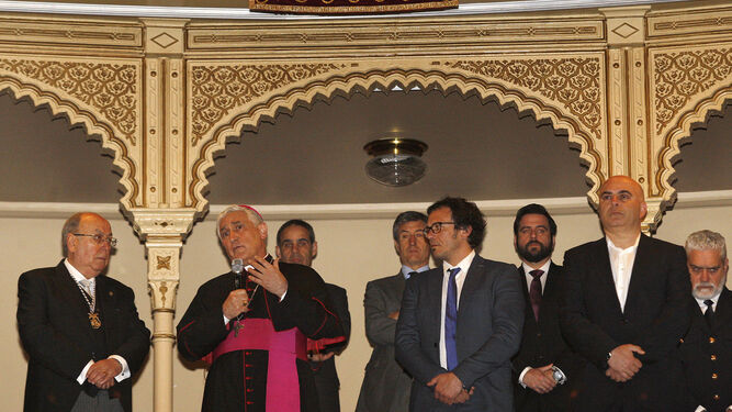 El presidente del Consejo, junto al obispo en el Falla el día del pregón.
