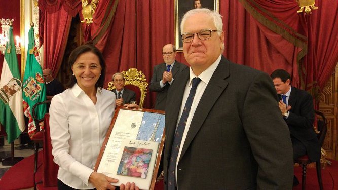 Pilar Martínez entrega el Premio Gaditano del Año en el Área del Carnaval a  Salvador Fernández Miró.