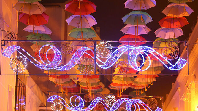 Paraguas colgantes con luminarias navideñas en la calle La Fuente.