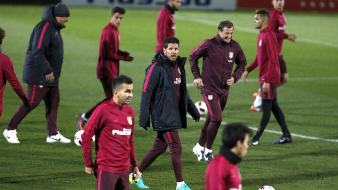 Simeone vigila a sus jugadores durante una sesión de trabajo.