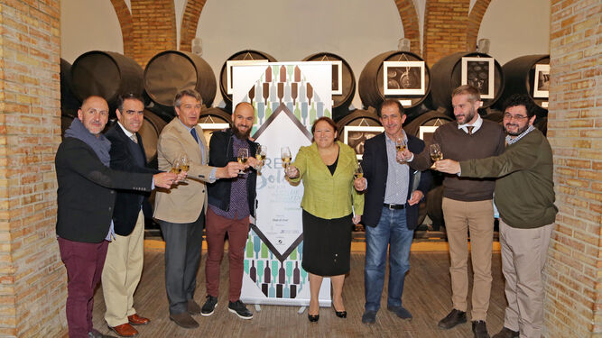 Organizadores y premiados brindan con vino de Jerez ante el photocall de los 'Premios Solera' tras recibir sus distinciones.