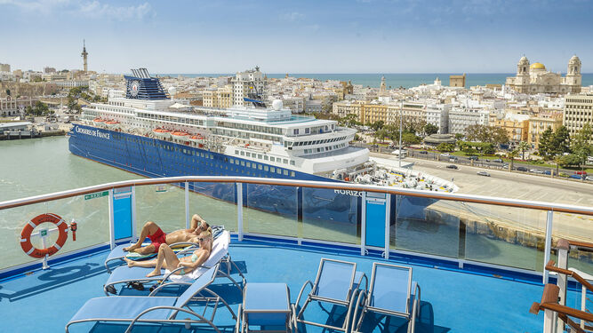 Dos turistas, en la cubierta de un crucero que visitó Cádiz el pasado verano.