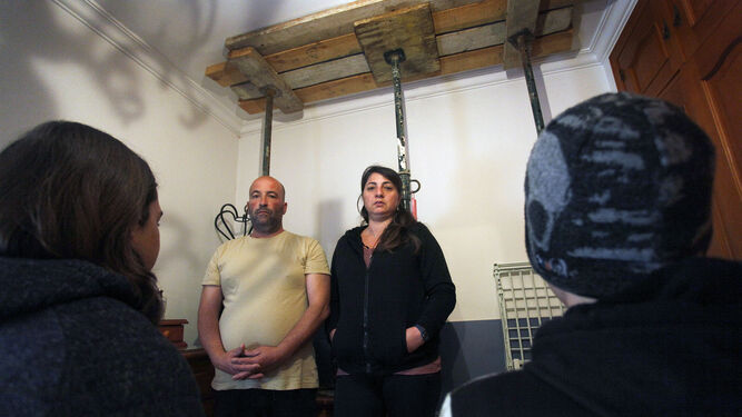 Chani Román y José Muñoz delante de los dos puntales que tienen en el dormitorio. De espaldas, sus dos hijos.