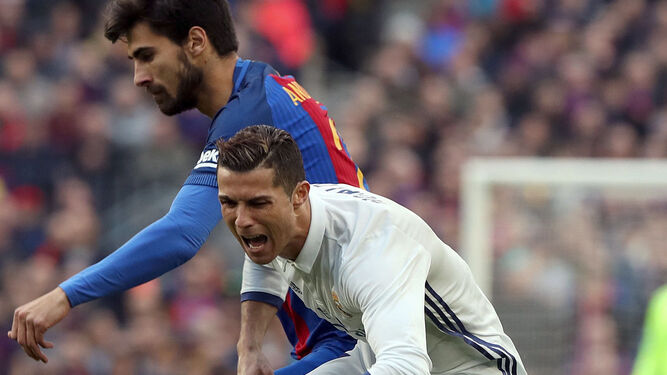 Andre Gomes empuja a Cristiano en un lance del Barcelona-Madrid.