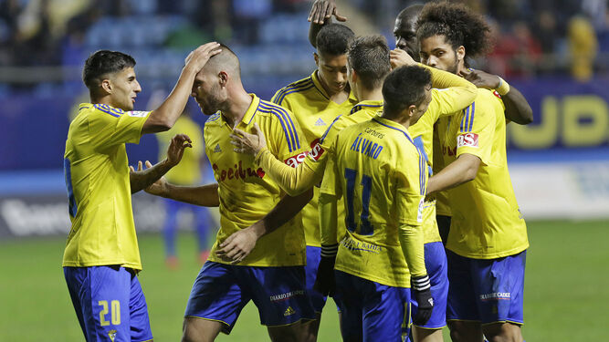 Los jugadores del Cádiz celebran uno de los goles marcados contra el Zaragoza el pasado sábado.