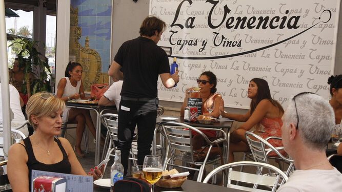 Una imagen retrospectiva de actividad hostelera en las terrazas de El Puerto.