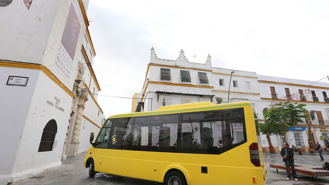 Los microbuses ya circulan frente a la iglesia de Jesús Nazareno.