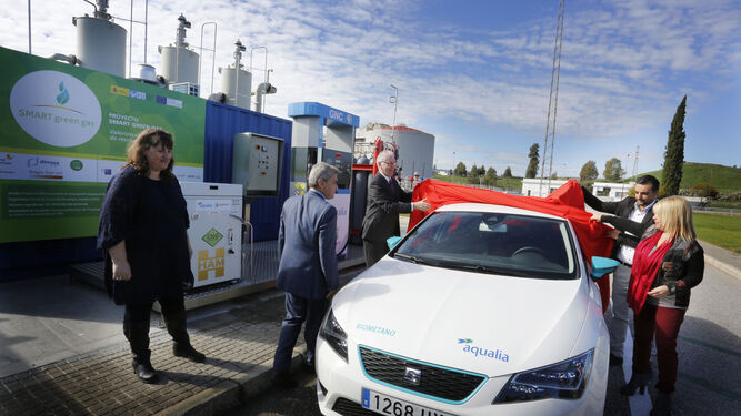 Un instante de la presentación días atrás de los vehículos que usarán biocombustible generado en la planta depuradora de El Portal, en Jerez.