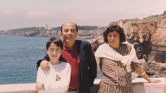 Catalina Gil con su marido, el poeta José Manuel García Gómez, y su hijo Luis en un viaje al Algarve portugués.