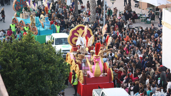 Cientos de personas esperan la salida de la cabalgata de Reyes, en una imagen de archivo.
