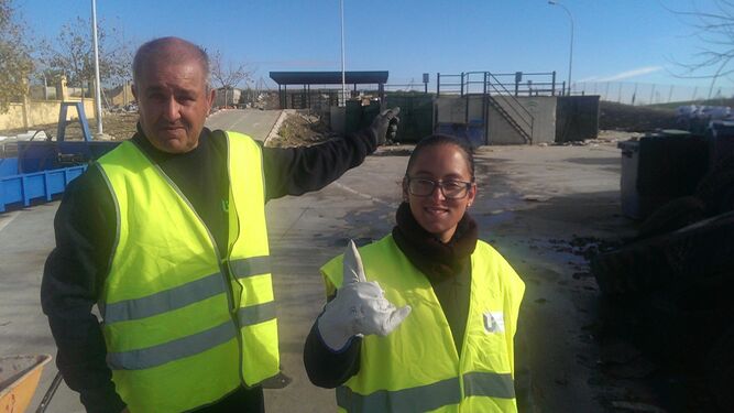 Dos alumnos del centro ocupacional de Upacesur, ayer en el punto limpio de residuos de la localidad.