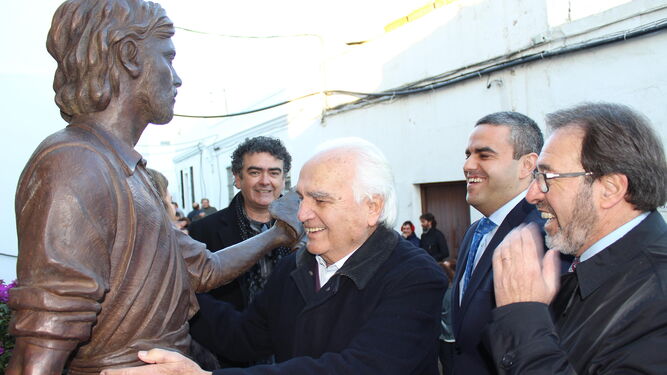 El alcalde de Vejer, José Ortiz, junto a los ex alcaldes Antonio Morillo y Ricardo Chamorro tras descubrir la escultura del vejeriego Juan Relinque.