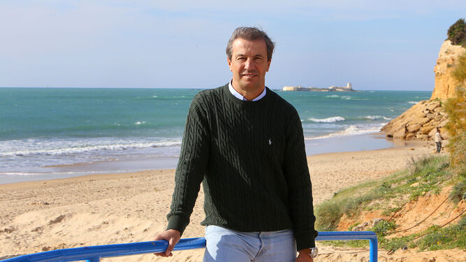 Jose González posa en la playa de La Barrosa, con el Castillo de Sancti Petri al fondo.
