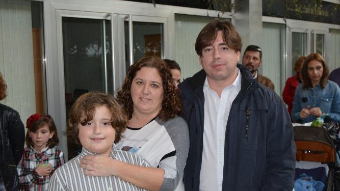 María Luisa Bernal e Ignacio Conte acudieron con su hijo Alejandro.
