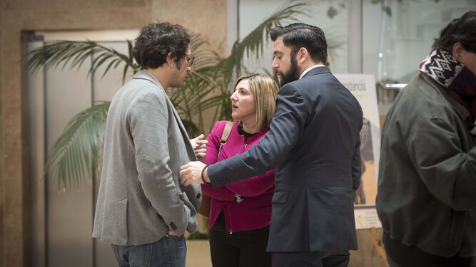 El alcalde, José María González, dialoga con la secretaria provincial del PSOE, Irene García, y Fran González.