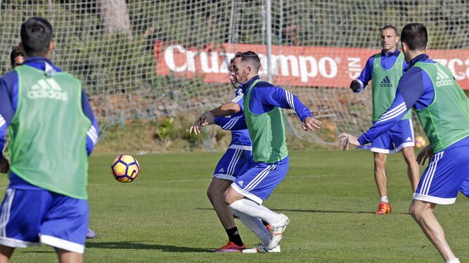Abel Gómez pugna con Gorka Santamaría en el entrenamiento de ayer.