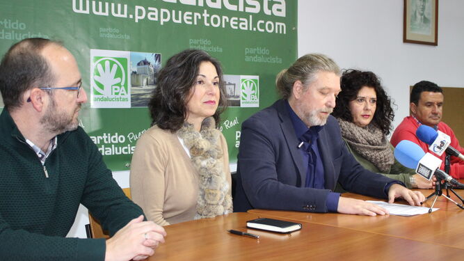 Grupo municipal andalucista durante la rueda de prensa que ofrecieron ayer en su sede.