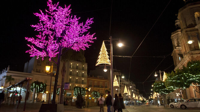 Plaza de la Iglesia y un tramo de la calle Real iluminado con las luces de Navidad.
